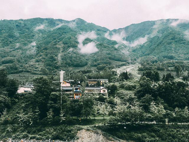 成都周边避暑胜地，夏季平均气温28度，山间云雾缭绕非常漂亮