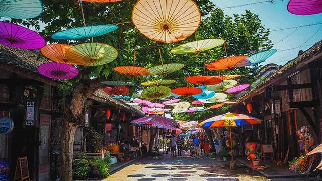 成都周边避暑胜地，夏季平均气温28度，山间云雾缭绕非常漂亮