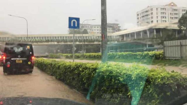 新加坡滂沱大雨，武吉知马上段等多个地点出现突发性淹水