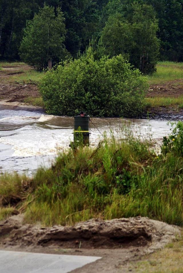 德国豹2A6主战坦克通过4米深水坑 炮管密封不严正在漏水