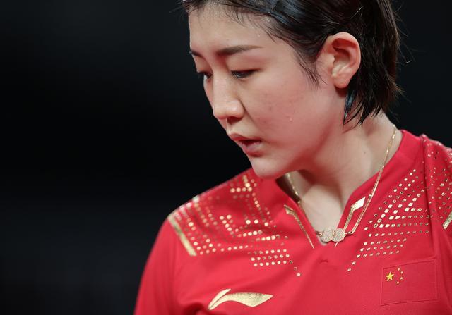 中国女乒3比0胜新加坡队，只有王曼昱失掉1局，有惊无险进入四强