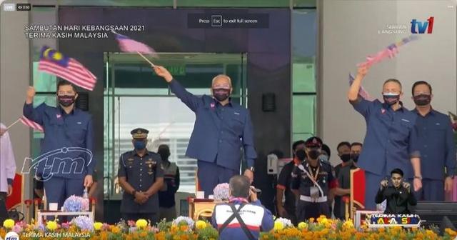今天是马来西亚国庆日，新任首相却因接触确诊通过线上参加庆典