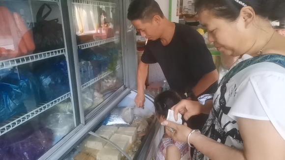 小青住在新加坡，离菜市场比较远，女儿想吃麻婆豆腐，只能去山顶