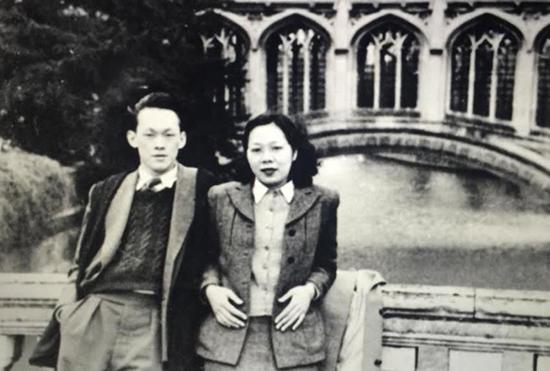 1947年秘密结婚，妻子去世后，李光耀深情吻别爱人