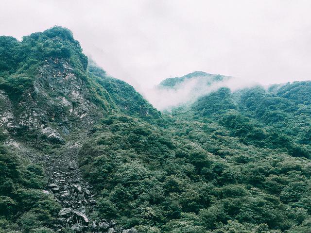 成都周边避暑胜地，夏季平均气温28度，山间云雾缭绕非常漂亮