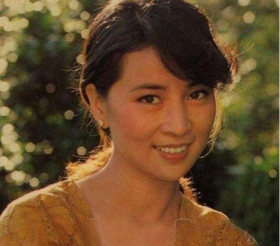 "功夫大佬"妻子颜值对比，个个貌美如花，赵文卓老婆最意外