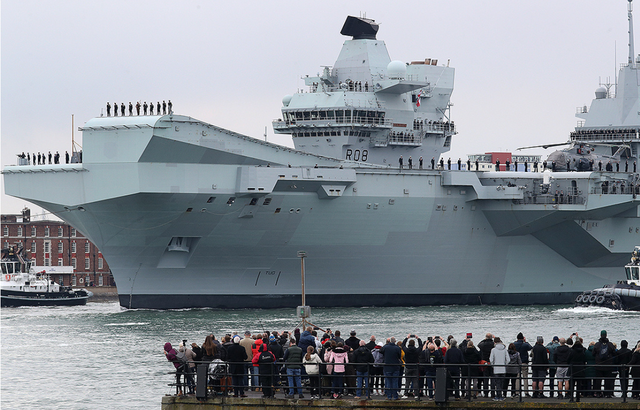 糗大了！英国航母成病毒传播船，各国避之不及，没办法又求美国