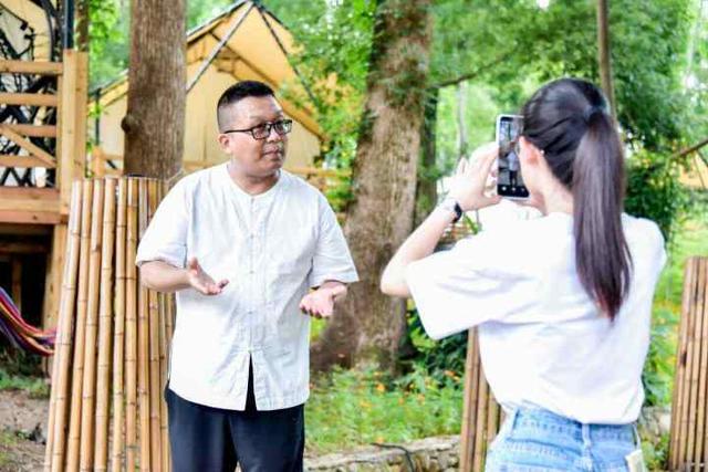 导游诸鸣：讲述风景的故事，自己也成了一道风景