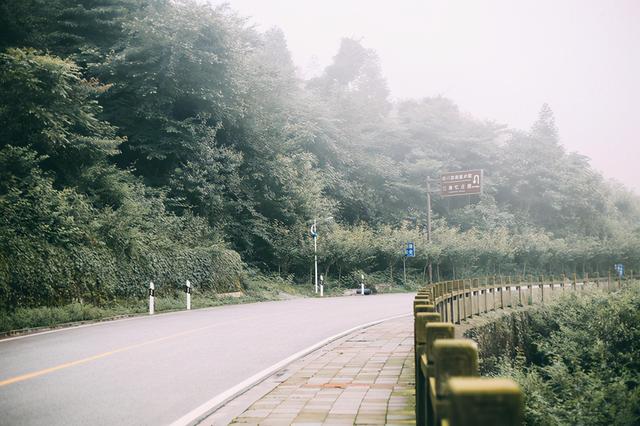 成都周边避暑胜地，夏季平均气温28度，山间云雾缭绕非常漂亮