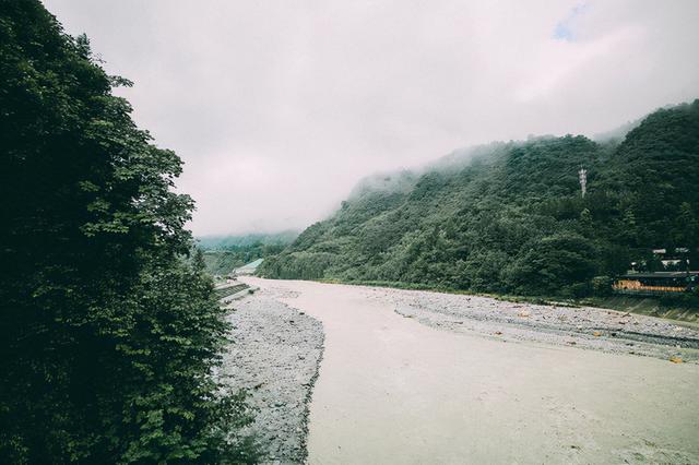 成都周边避暑胜地，夏季平均气温28度，山间云雾缭绕非常漂亮