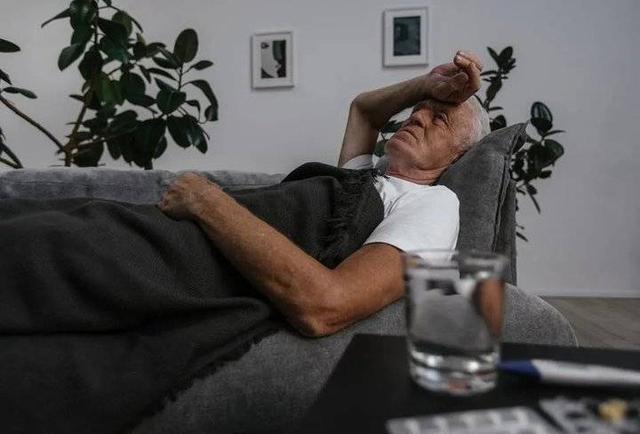 老人一坐上沙发就打盹，躺上床就清醒？2招打破恶性循环