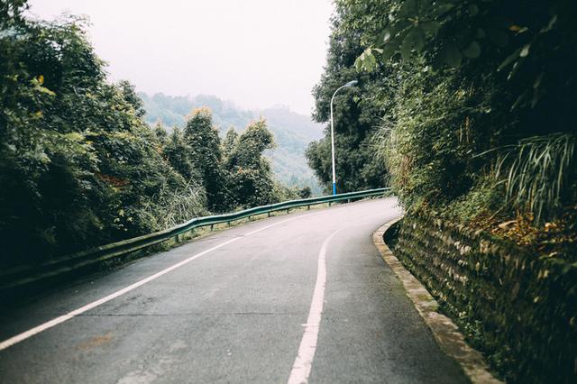 成都周边避暑胜地，夏季平均气温28度，山间云雾缭绕非常漂亮