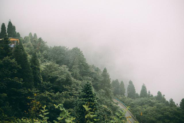 成都周边避暑胜地，夏季平均气温28度，山间云雾缭绕非常漂亮