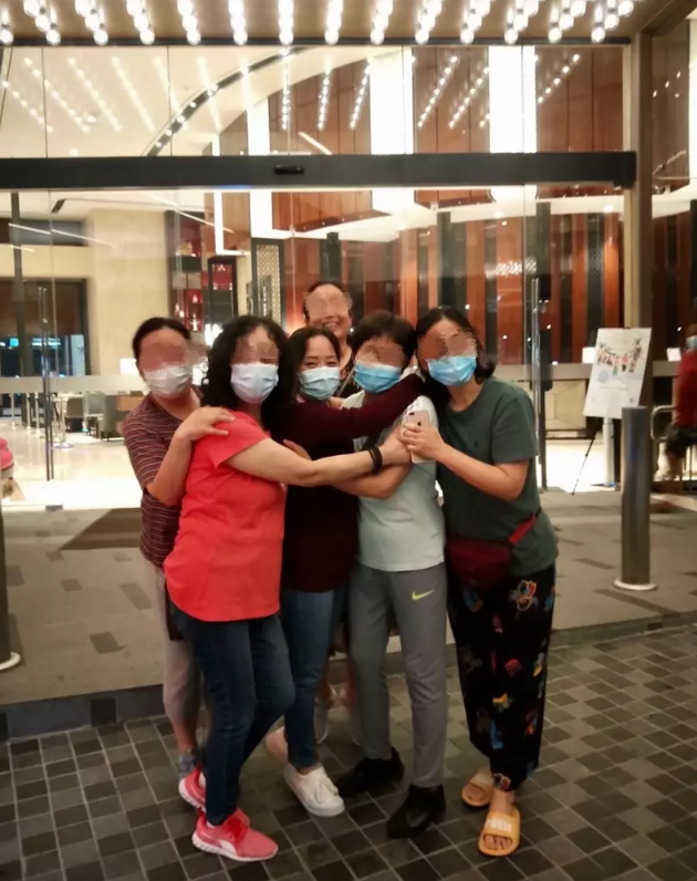 赴美看外孙，华人父母辗转第三国，耗时半个月，终于入境美国