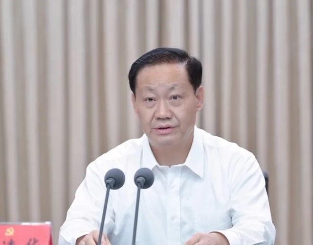 成都市委书记调整大会，四川省委书记到场讲话提要求