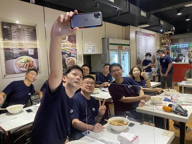 赵少康接受新加坡媒体采访称：两岸关系要以和为贵，绝不放弃和平