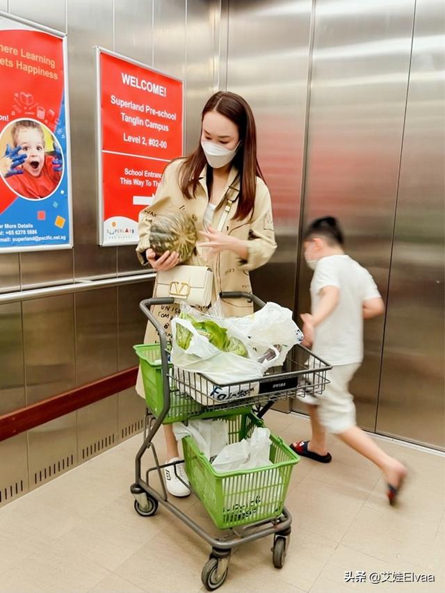 范文芳带儿子逛超市，穿风衣电梯托南瓜，发际线后移天然额头抢镜