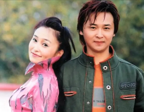 1995年，凭《冰糖葫芦》爆火的冯晓泉如今怎样了？