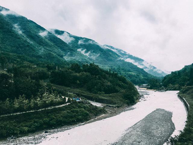 成都周边避暑胜地，夏季平均气温28度，山间云雾缭绕非常漂亮