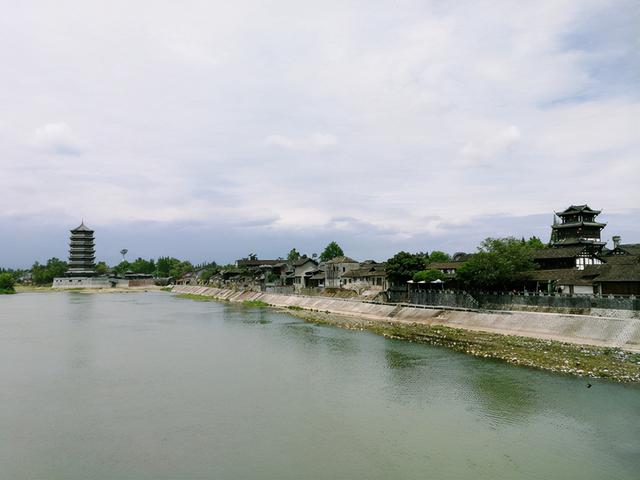 成都周边避暑胜地，夏季平均气温28度，山间云雾缭绕非常漂亮