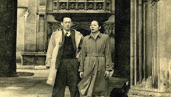 1947年秘密结婚，妻子去世后，李光耀深情吻别爱人