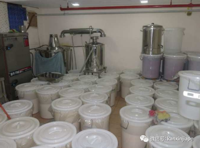在新加坡厂房竟变私酿酒坊，两名中国男子遭逮捕
