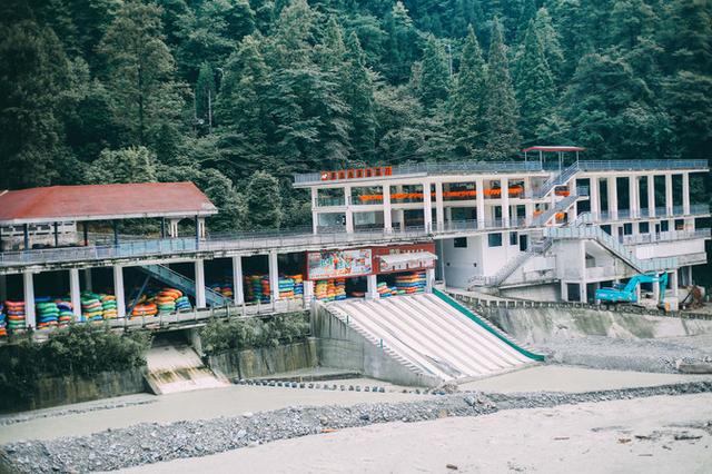 成都周边避暑胜地，夏季平均气温28度，山间云雾缭绕非常漂亮