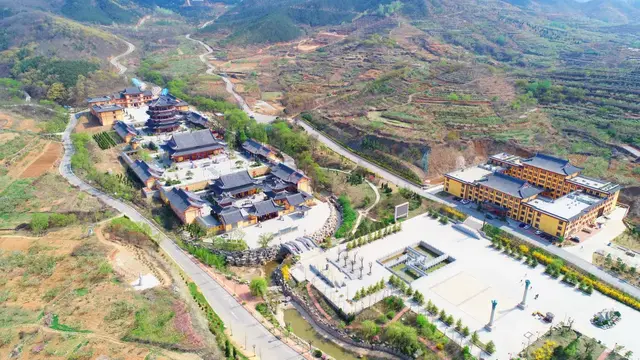 这里是拥有1300多年历史的药师佛道场，被称为“胶东第一古刹”