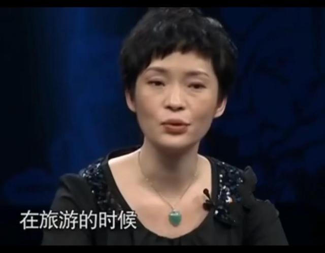 男子花8万元买的天然红翡，雕刻图案很有寓意，专家鉴定：太贵了