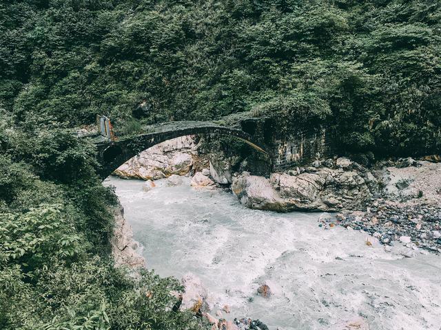 成都周边避暑胜地，夏季平均气温28度，山间云雾缭绕非常漂亮