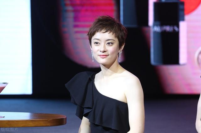 从不认父亲，到给父亲买房养老、力捧妹妹，遇到邓超后，孙俪变了