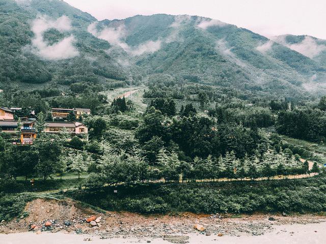 成都周边避暑胜地，夏季平均气温28度，山间云雾缭绕非常漂亮