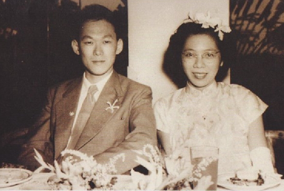 1947年秘密结婚，妻子去世后，李光耀深情吻别爱人