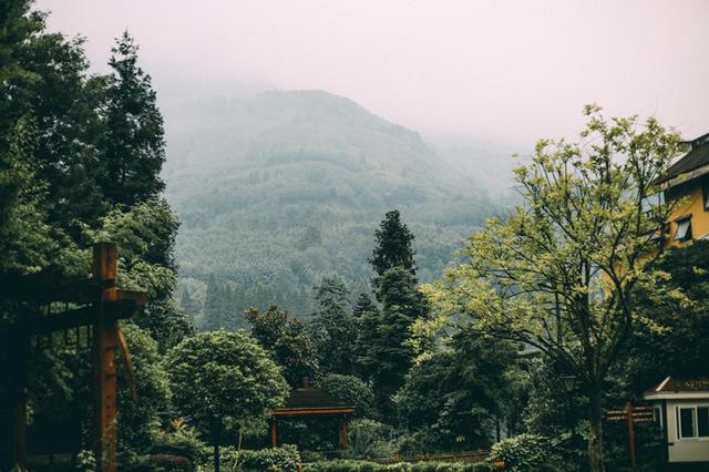 成都周边避暑胜地，夏季平均气温28度，山间云雾缭绕非常漂亮