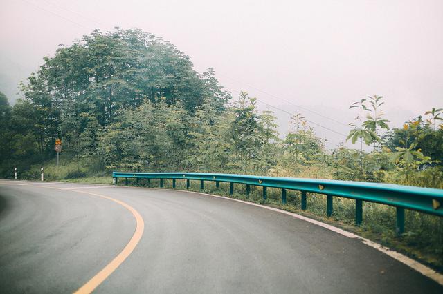 成都周边避暑胜地，夏季平均气温28度，山间云雾缭绕非常漂亮