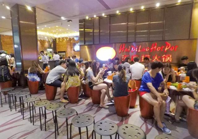 海底捞利润下降近9成，张勇为儿子买2亿多豪宅，一家人已移民国外