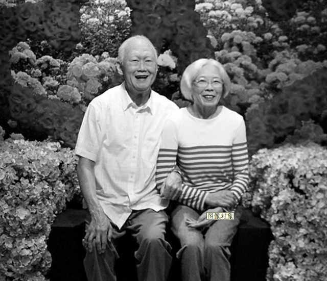 1947年秘密结婚，妻子去世后，李光耀深情吻别爱人