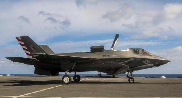 解放军战机演训，英国航母未敢跨线，悄然离开南海，英国是纸老虎