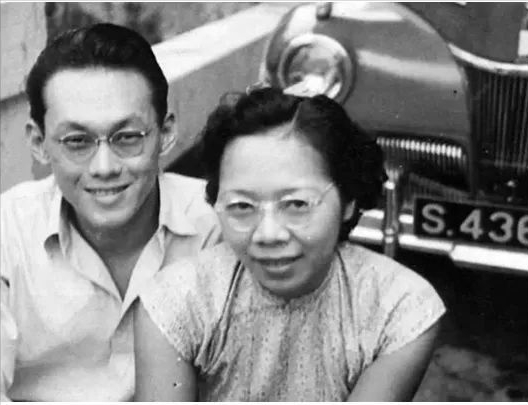 1947年秘密结婚，妻子去世后，李光耀深情吻别爱人