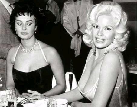 历史罕见照片，低配梦露，一旁的女明星索菲娅罗兰正盯着她的胸部