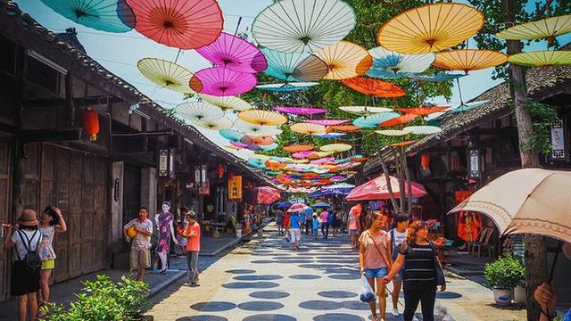 成都周边避暑胜地，夏季平均气温28度，山间云雾缭绕非常漂亮