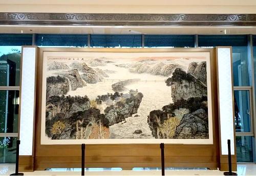 四川省政府文史研究馆馆员梁时民、姚叶红为天府机场创作巨幅国画，助力天府机场文化艺术建设