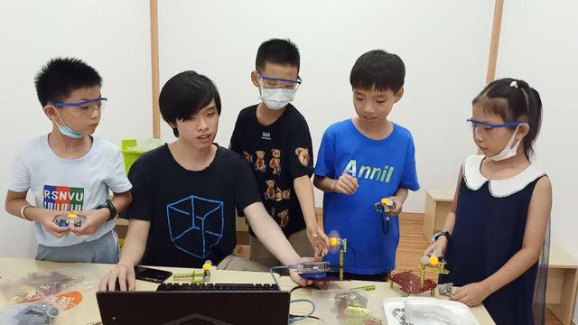 海外高校纷纷重开校门，留学生群体面临两难选择——留学，还是“留守”？