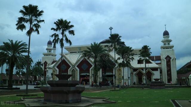 46岁当印尼总统，屠杀50万华人，87岁病逝为何还能享受国葬？