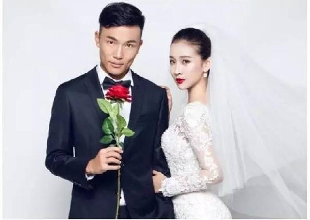 鲁能旧将曾是足坛天才，球场沦为中甲替补，情场结缘两位大美女