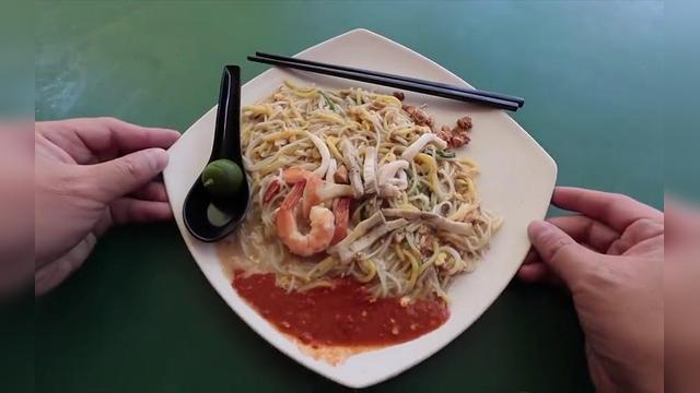看新加坡街头的中国式炒面，师傅手法娴熟，你觉得可以打几分呢？