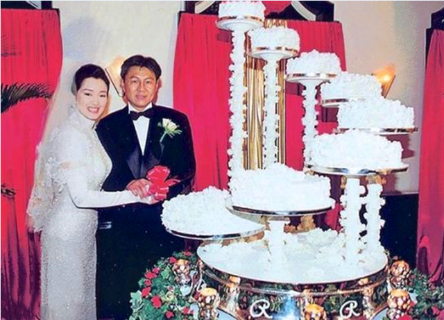 55岁巩俐电影节照片曝光，发量锐减裸色口红八字眉！国籍再惹争议