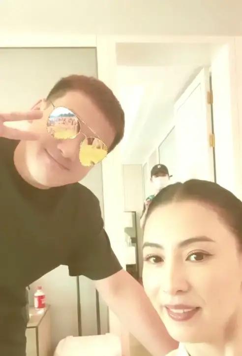 张柏芝飞吻神秘男子，甜蜜表白我永远爱你，三胎生父疑曝光