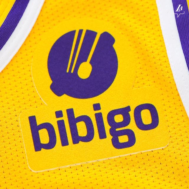 詹姆斯身穿6号并带有新广告商bibigo标志的球衣亮相