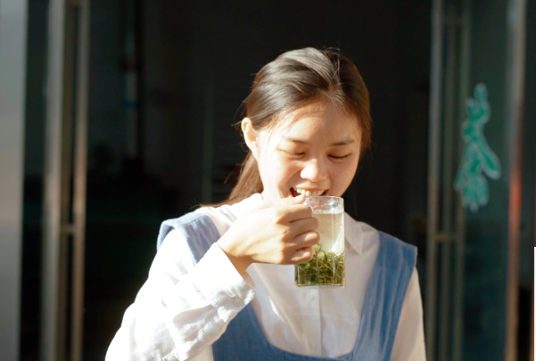 秋风起 白露生，快来喝盏白露茶